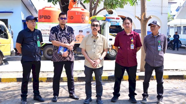 Perumda Air Minum Kota Makassar bersama unsur terkait mendukung penyaluran bantuan air bersih bagi warga terdampak kekeringan di Kota Makassar.