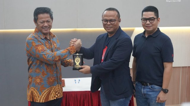 Kolaborasi ini ditandai dengan penandatanganan kerja sama dengan acara THRIVE Goes to Universitas Hasanuddin di Arsjad Rasjid Lecture Theater, Selasa (22/09).