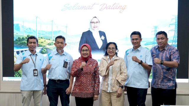 Anggota Pemangku Kepentingan Dewan Energi Nasional (DEN) bersama jajaran manajemen PT PLN (Persero) UID Sulselrabar, UIP Sulawesi, dan UIP3B Sulawesi dalam kunjungan ke PLN UP2B Sistem Makassar (15/9).
