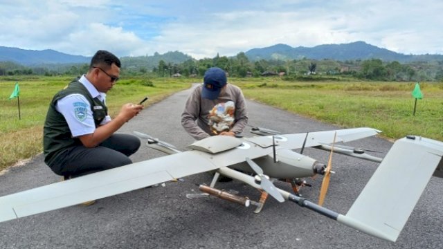 Petugas melakukan pemeriksaan dan persiapan pesawat nirawak (drone) sebelum pelaksanaan Teknologi Modifikasi Cuaca (TMC). Kegiatan ini merupakan bagian dari langkah mitigasi PLN dalam menjaga ketersediaan sumber daya air dan mendukung keandalan pasokan listrik selama musim kemarau.