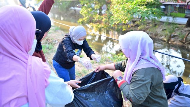 Jajaran Direksi, pejabat struktural dan staf PDAM Makassar melakukan kerja bakti membersihkan saluran air baku di Jalan Abdul Dg Sirua, Makassar, Jumat (25/9/2026).