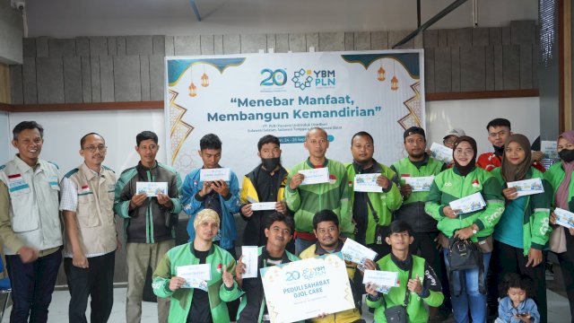 PLN UID Sulselrabar melalui YBM PLN menyerahkan bantuan secara simbolis dalam program Ojol Care, berupa layanan servis motor gratis bagi para pengemudi ojek online sebagai bentuk kepedulian dan dukungan terhadap aktivitas mereka.