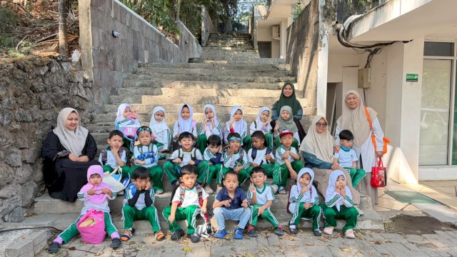 Murid TK Islam Athirah Racing Centre&nbsp;bersama guru pendamping.