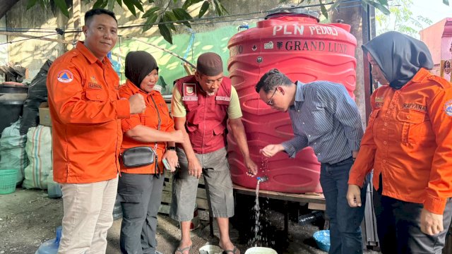 PLN UIP Sulawesi bersama Satgas KALTANA meninjau sarana penampungan air berupa tandon di RW 02 RT 05 Kelurahan Kaluku Bodoa sebagai bagian dari dukungan penguatan kesiapsiagaan masyarakat menghadapi risiko kekeringan.