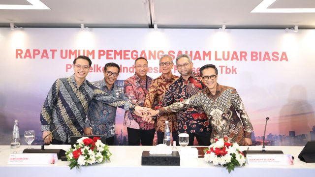 (kiri ke kanan) Direktur Keuangan & Manajemen Risiko Telkom Arthur Angelo Syailendra, Direktur Network Telkom Budi Satria Dharma Purba, Direktur Utama Telkom  Nanang Hendarno, Direktur Legal & Compliance Telkom Andy Kelana, Direktur Strategic Business Development & Portfolio Telkom  Seno Soemadji, dan Direktur Human Capital Management Telkom Willy Saelan usai rangkaian agenda Rapat Umum Pemegang Saham Luar Biasa (RUPSLB) Telkom, Rabu (30/9).