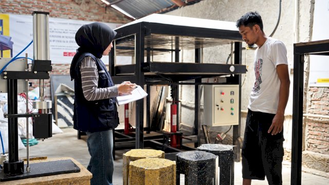 Proses produksi RAPPO Living dalam mengolah sampah plastik menjadi produk furnitur bernilai guna melalui pemanfaatan mesin produksi dan keterlibatan tenaga kerja lokal.