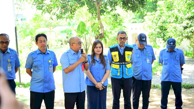 Plt Direktur Umum PDAM Makassar Andi Taufiq Aris memberikan arahan saat kegiatan penagihan serentak yang melibatkan jajaran pegawai PDAM Makassar di lapangan, Senin (5/10/2026).