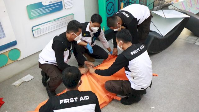 Simulasi saat tim mengevakuasi korban dalam keadaan meninggal menggunakan kantong jenazah sebagai bagian dari skenario simulasi tanggap darurat.