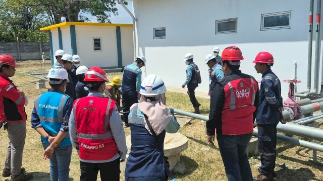 Tim pengawas K3 dan personel PLN memberikan pengarahan serta mengevaluasi kesiapan pekerja sebelum melakukan aktivitas konstruksi proyek SUTT 150 kV Palu 3&ndash;Tambu guna meminimalkan potensi risiko kecelakaan kerja.