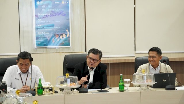 Dewan Komisaris PT PLN (Persero) Jisman Parada Hutajulu (tengah) memberikan arahan dalam kunjungan kerja di Kantor UP2B Makassar, Senin (5/10/2026).