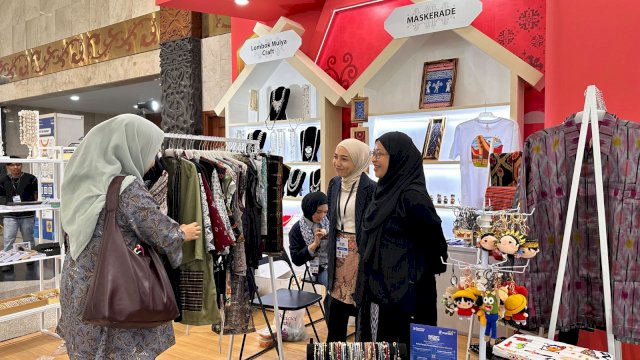 Maskerade mengusung konsep busana kontemporer yang memadukan wastra Nusantara seperti Sutra Sengkang dan Tenun Toraja
