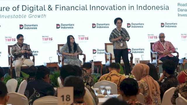 Direktur Enterprise & Business Service Telkom Veranita Yosephine saat menyampaikan paparan dalam sesi panel &ldquo;The Future of AI in Indonesia&rdquo; pada rangkaian Road to Danantara Technology Innovation Investment Forum (DTIIF) 2026 di Auditorium Wisma Danantara Indonesia, Jakarta, Kamis (8/10).
