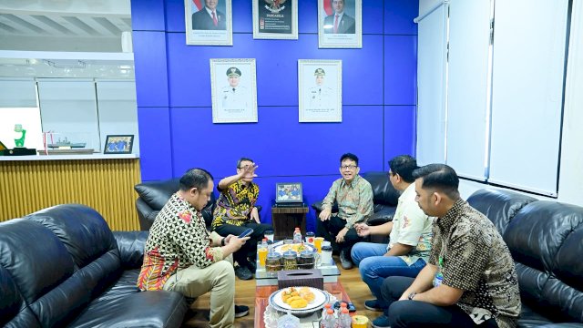 Plt Direktur Utama Perumda Air Minum Kota Makassar, Andi Syahrum, saat menerima kunjungan audiensi Ketua PWI Sulsel Ir. H. Suwardi Thahir beserta jajaran di Kantor Perumda Air Minum Kota Makassar, Kamis (8/10/2026).