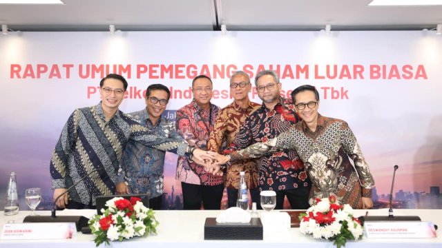 Direktur Utama Telkom Nanang Hendarno (ketiga dari kiri) bersama jajaran Direksi Telkom usai rangkaian agenda Rapat Umum Pemegang Saham Luar Biasa (RUPSLB) Telkom 2026, beberapa waktu lalu.