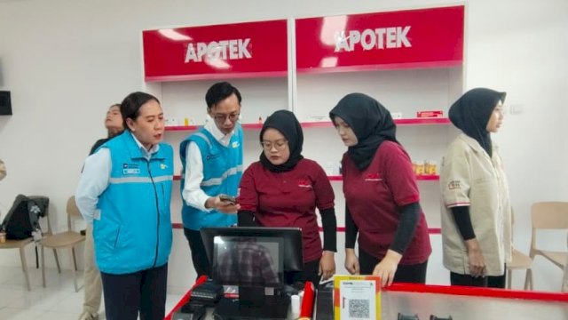 Ilustrasi pegawai PLN memastikan layanan pembayaran tagihan dan pembelian token listrik berjalan lancar di Koperasi Desa/Kelurahan Merah Putih (KDKMP).