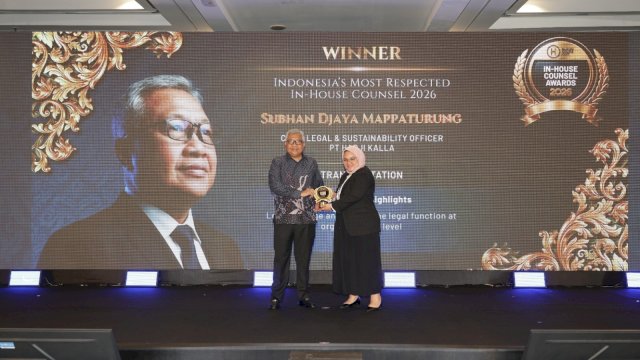 Chief Legal & Sustainability Officer KALLA, Subhan Djaya Mappaturung, menerima penghargaan Indonesia&rsquo;s Most Respected In-House Counsel 2026 untuk kategori Transportation dalam ajang In-House Counsel Awards (IHCA) 2026 di Nusa Dua Bali, 8&ndash;9 Oktober 2026 lalu.