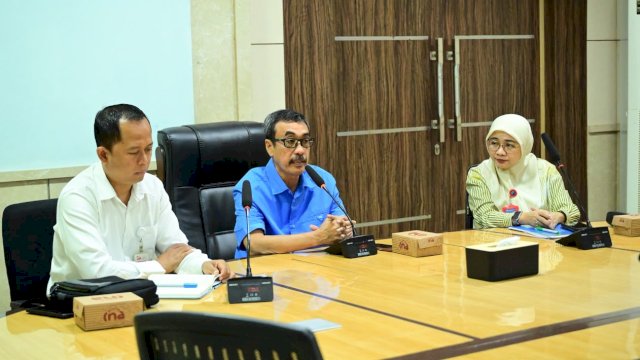 Plt Direktur Utama Perumda Air Minum Kota Makassar, Andi Syahrum, didampingi Plt Direktur Keuangan Wirda Fauzah Madjid saat menerima audiensi jajaran OJK Sulselbar di Ruang Rapat Direksi PDAM Makassar, Jumat (16/10/2026).
