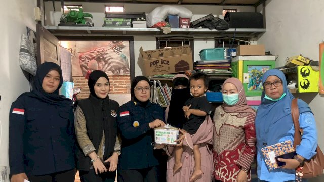 Imigrasi Parepare Salurkan Bantuan untuk Anak Stunting di Kelurahan Lompoe