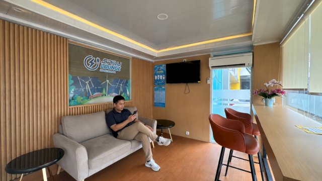Pelanggan menikmati kenyamanan fasilitas lounge yang disediakan PLN UID Sulselrabar sambil menunggu proses pengisian daya mobil listrik di SPKLU.