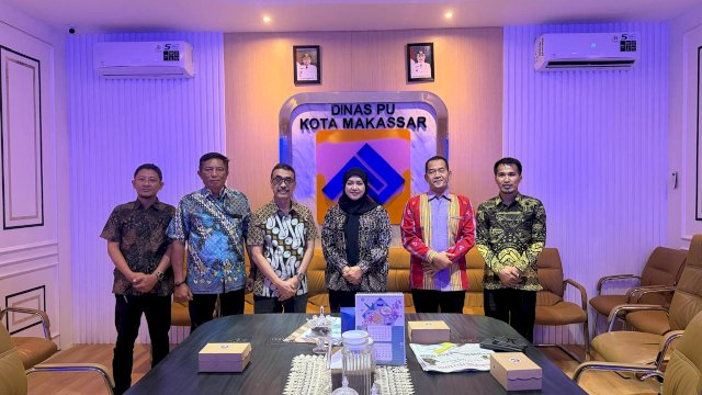 Plt Direktur Utama Perumda Air Minum Kota Makassar, Andi Syahrum (tiga dari kiri), berfoto bersama Kepala Dinas Pekerjaan Umum Kota Makassar, Zuhaelsi Zubir (tengah), beserta jajaran usai pertemuan koordinasi di Kantor Dinas PU Makassar, Kamis (22/10/2026).