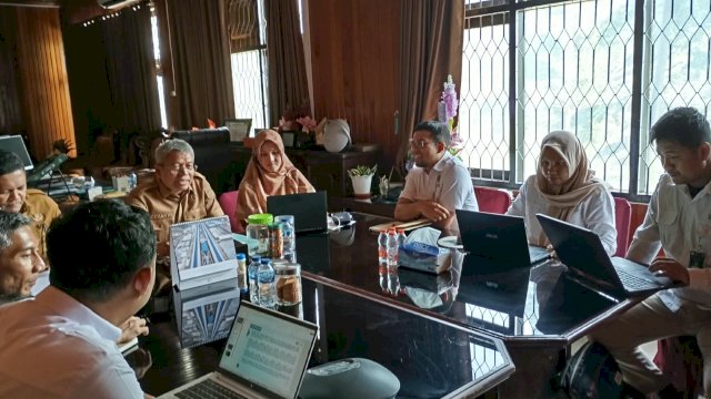 Kepala Dinas Kehutanan Provinsi Sulawesi Tengah, Ir. H. Susanto Wibowo, S.Hut., M.Si., IPU, memimpin Rapat Koordinasi Bersama PLN UIP Sulawesi dan BPKH Wilayah XVI Kota Palu di Palu, Sulawesi Tengah, Senin (19/10/2026)