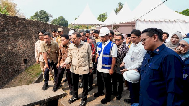Menteri Kebudayaan RI Fadli Zon (tengah baju krem) bersama Gubernur Sulawesi Selatan Andi Sudirman Sulaiman (tengah rompi biru) dan Plt. Bupati Gowa Darmawangsah Muin (kanan depan) saat meninjau langsung kawasan situs Benteng Somba Opu di Kabupaten Gowa, Selasa (27/10/2026).