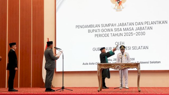 Gubernur Sulawesi Selatan Andi Sudirman Sulaiman saat melantik dan mengambil sumpah jabatan Ir. H. Darmawangsyah Muin sebagai Bupati Gowa sisa masa jabatan 2025&ndash;2030 di Aula Asta Cita, Rujab Gubernur Sulsel, Rabu (28/10/2026).