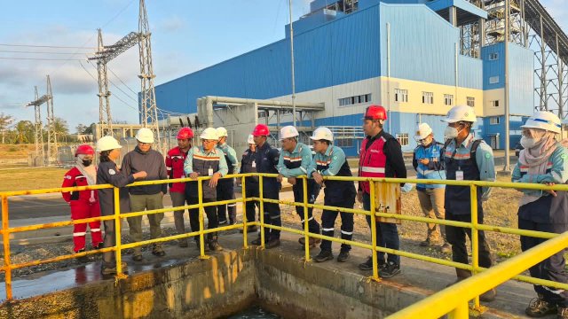 Jajaran manajemen dan petugas PLN melakukan inspeksi serta koordinasi langsung di area proyek infrastruktur ketenagalistrikan, sebagai wujud komitmen konsisten dalam menerapkan budaya K3 di setiap lini kerja.