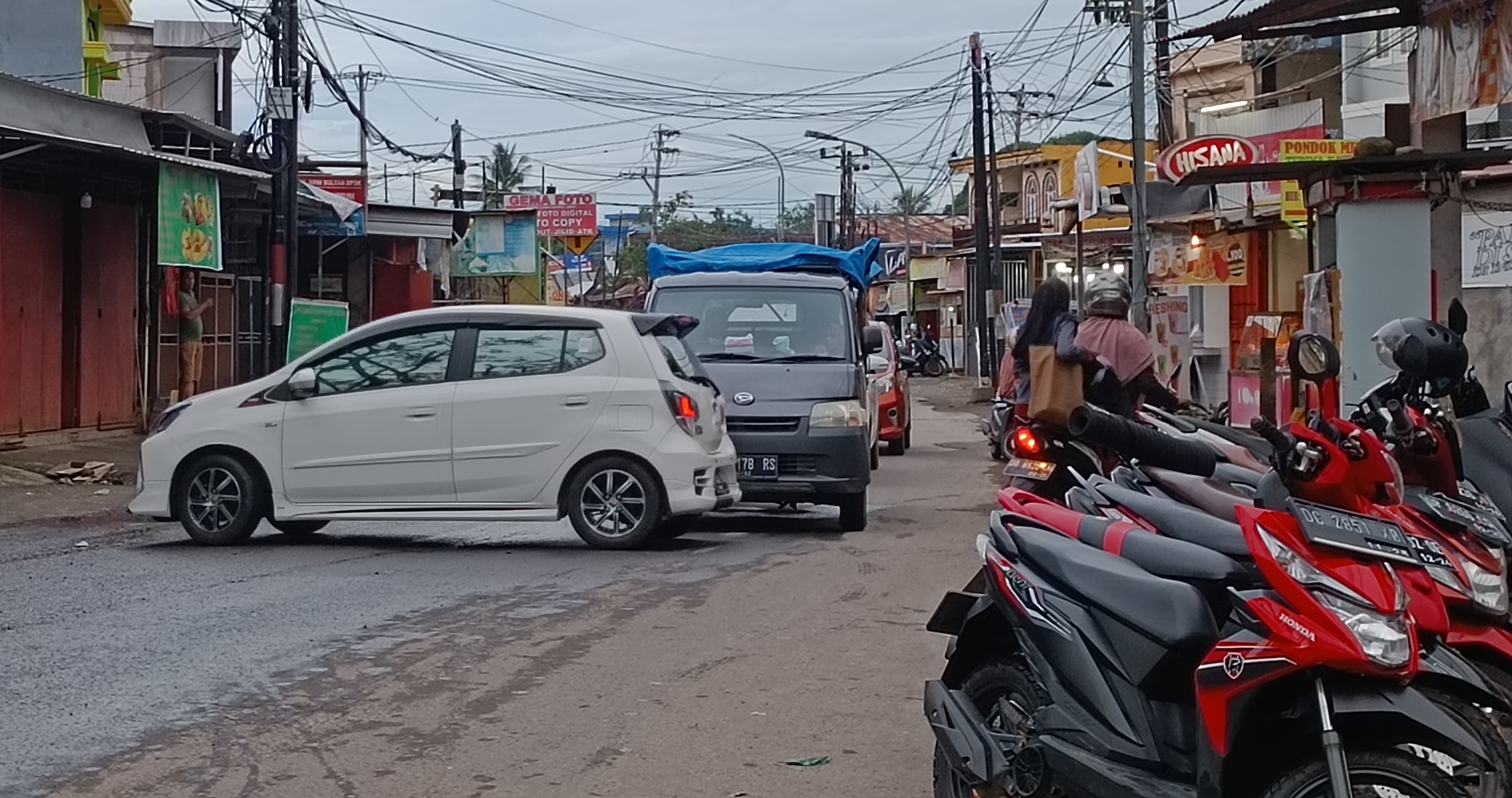 Sejumlah pengendara yang ingin melintas di Jalan Mustafa Dg Bunga memilih putar balik/ Citizen reporter